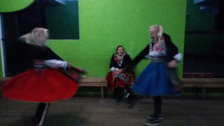 Dansen In Traditionele Kledij